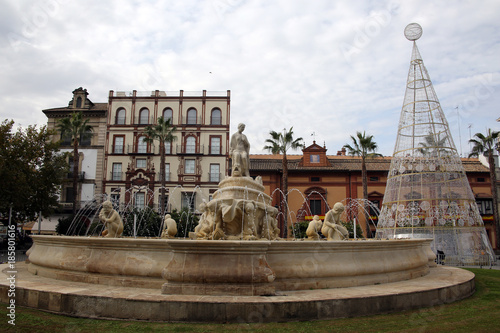 Brunnen Fuente de Híspalis auf dem Platz Puerta de Jerez