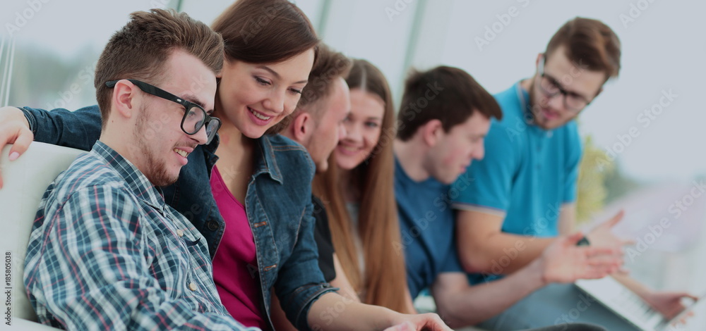 Obraz premium group of students sitting in the lobby of the University, and to