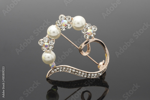 Photographie brooch heart with diamonds and pearls isolated on black