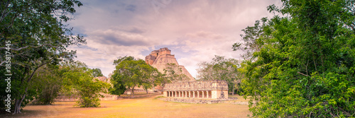 Schilderij op canvas Banner : Yucatan, Mexico : ruins of Chichen Itza