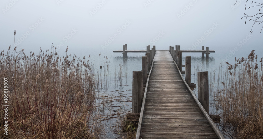 Naklejka premium Steg am Pfäffikersee bei Nebel