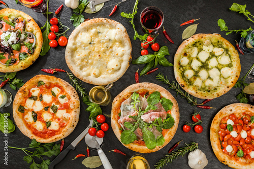 一般的なピッツア 典型的なイタリア料理 Mix pizza Italian food