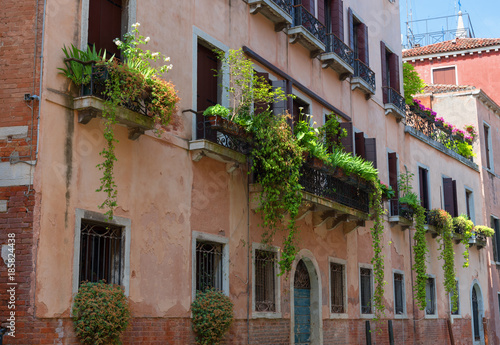 Fototapeta Naklejka Na Ścianę i Meble -  VENICE, ITALY – MAY 23, 2017: Traditional beautiful venetian houses in a sunny summer day.