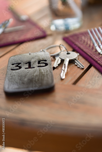 Schlüssel und Schlüsselanhänger auf dem Tisch