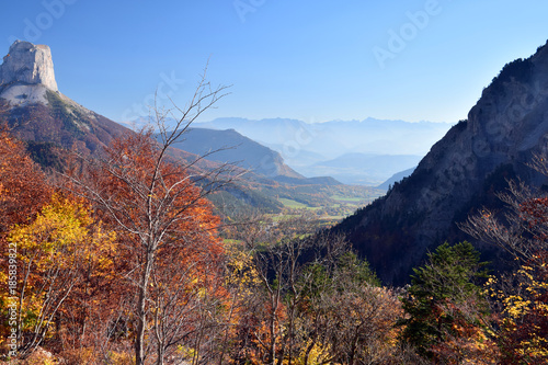 Le Mont Aiguille (alt 2087 m) et la vallée de Donnière, vus du vallon du Pas de l'Aiguille