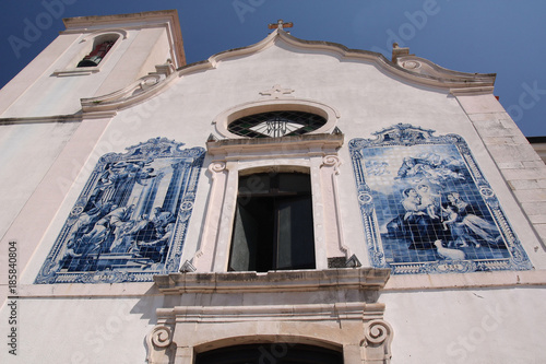 Portugal, contre plongée sur l'église Notre Dame de la présentation