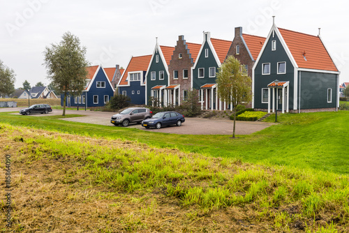 Volendam to miasto w Holandii Północnej w Holandii. Kolorowe domy parku morskiego w Volendam. Holandia Północna, Holandia ..