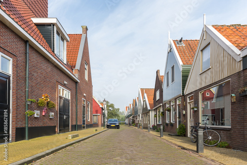 Volendam to miasto w Holandii Północnej w Holandii. Kolorowe domy parku morskiego w Volendam. Holandia Północna, Holandia ..