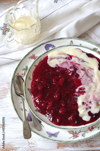 rote Grütze mit Vanillesoße