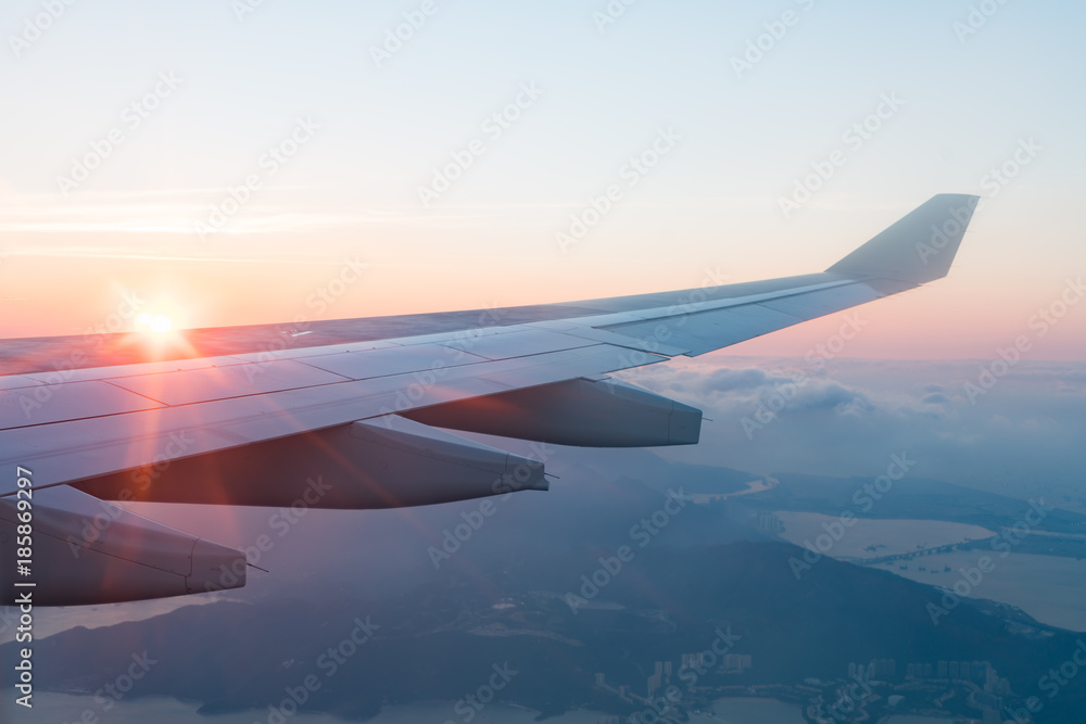 Obraz premium Wing of an airplane with Morning sunrise. Photo applied to tourism operators. picture for add text message or frame website. Traveling concept.