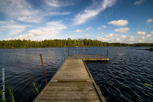 Sonnenuntergang an einem See in Schweden © danielpankoke