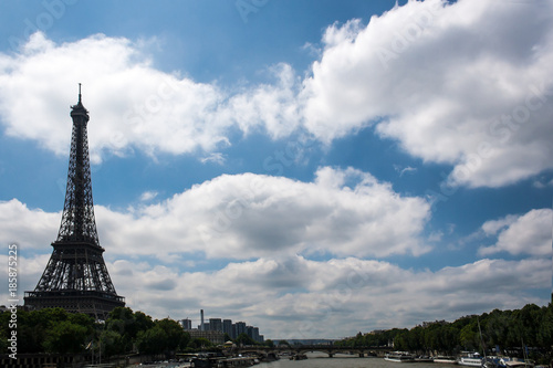 Eiffelturm mit Wolken