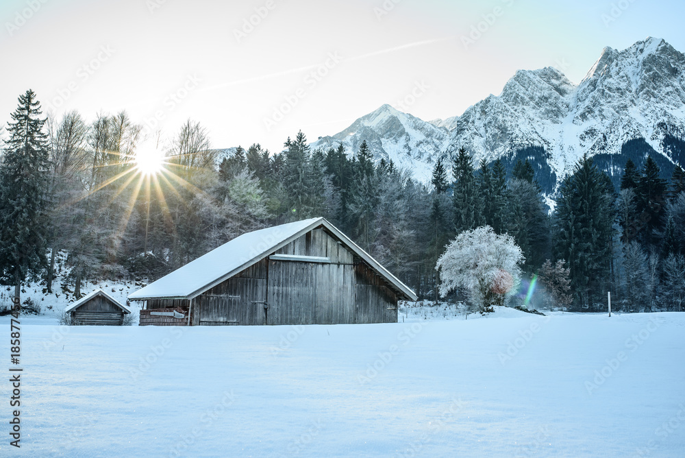 Sonnenaufgang im winterlichen Garmisch nähe Zugspitze
