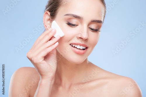 Quadro em tela Woman removing her makeup