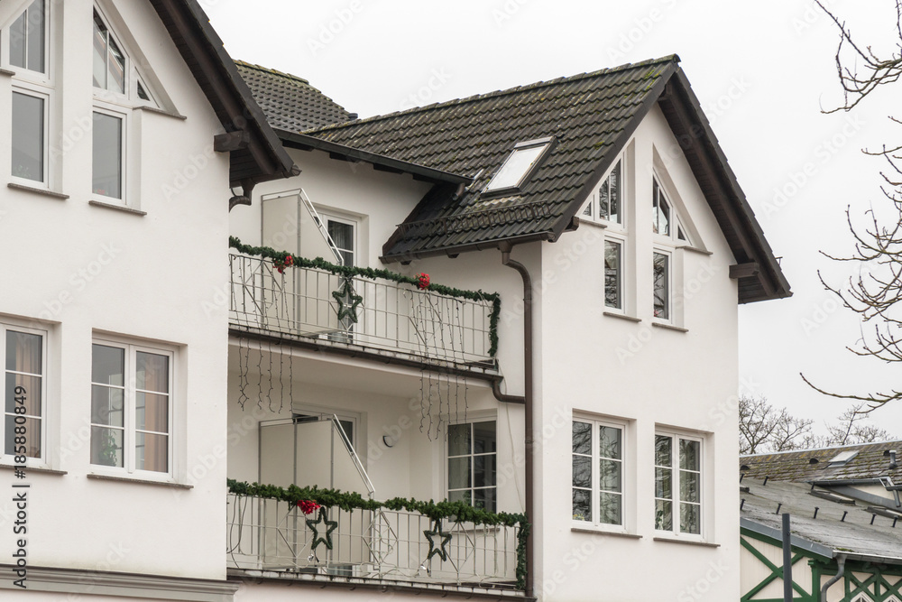 Fenster in einer weißen Fassade eines Hauses Fenster in einer weißen Fassade eines Hauses