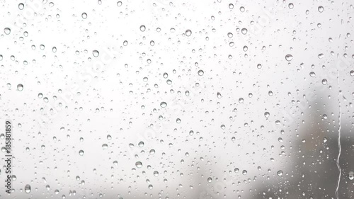 窓を流れる雨粒