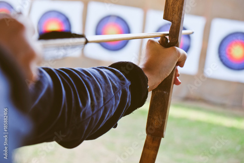 Foto Archer holds his bow aiming at a target
