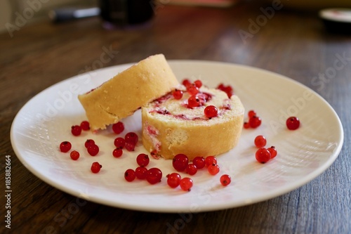 Biskuitrolle mit roten Johannisbeeren photo