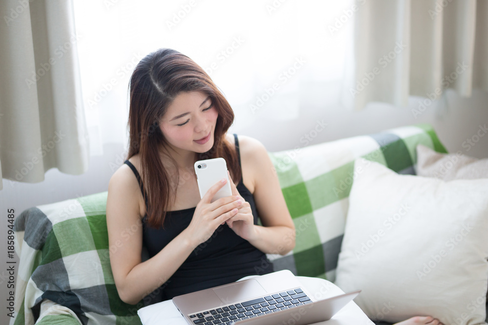 くつろぐ女性 くつろぐ女性