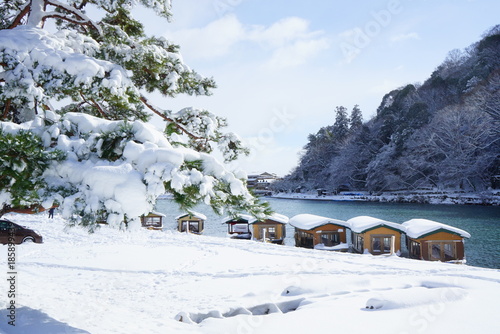 京都嵐山の雪景色	