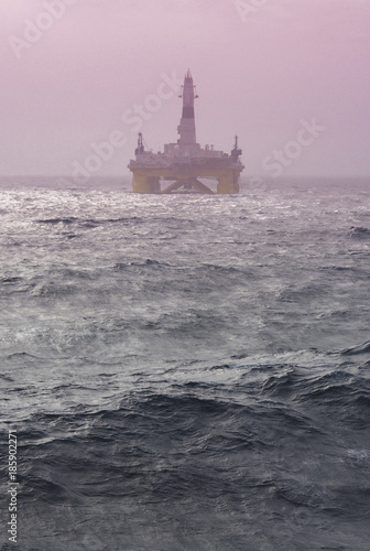 Fotografie offshore drilling rig in Gulf of Mexico, unique lighting