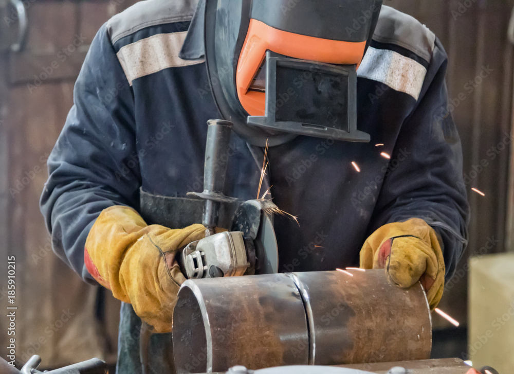 Welder in the mask processes weld seam grinding machine Welder in the mask processes weld seam grinding machine