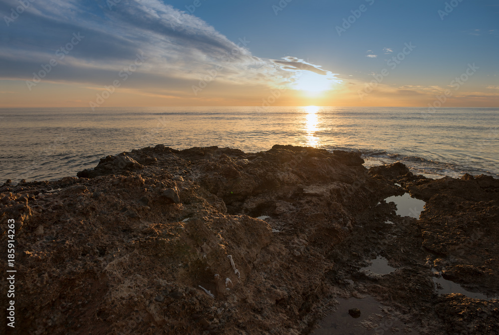 Obraz premium The calm sea in a very cloudy sunset