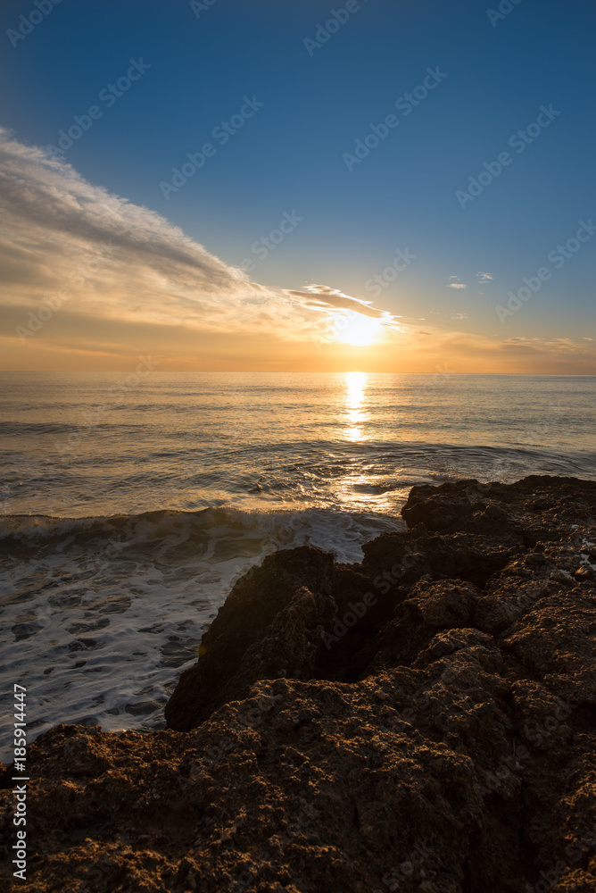 Fototapeta premium The calm sea in a very cloudy sunset