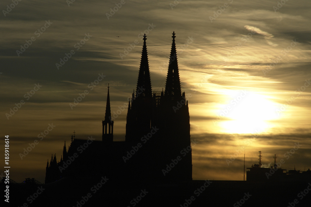 Obraz premium Famous World heritage Cologne Cathedral at sunset. Cathedral Church of Saint Peter, Cologne Cathedral (Kölner Dom) is a Roman Catholic cathedral in Cologne, Germany