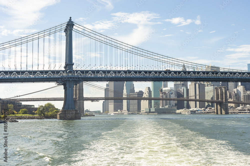 Fototapeta premium Manhattan Bridge In Front Of Lower Manhattan New York City