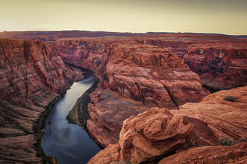 Fotobehang Canyon Hoefijzerbocht in Arizona woestijn  © PETER LAKOMY