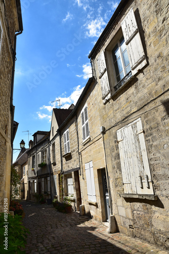 Fototapeta Naklejka Na Ścianę i Meble -  Ruelle médiévale à Senlis, France