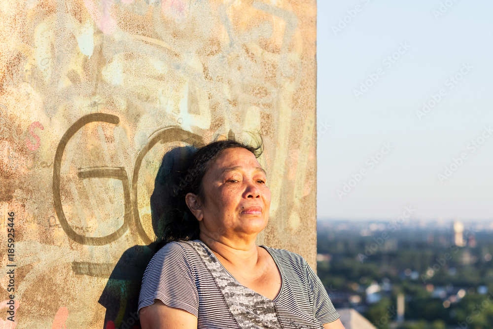 Obraz premium Philippinische Frau nachdenklich auf einer Halde