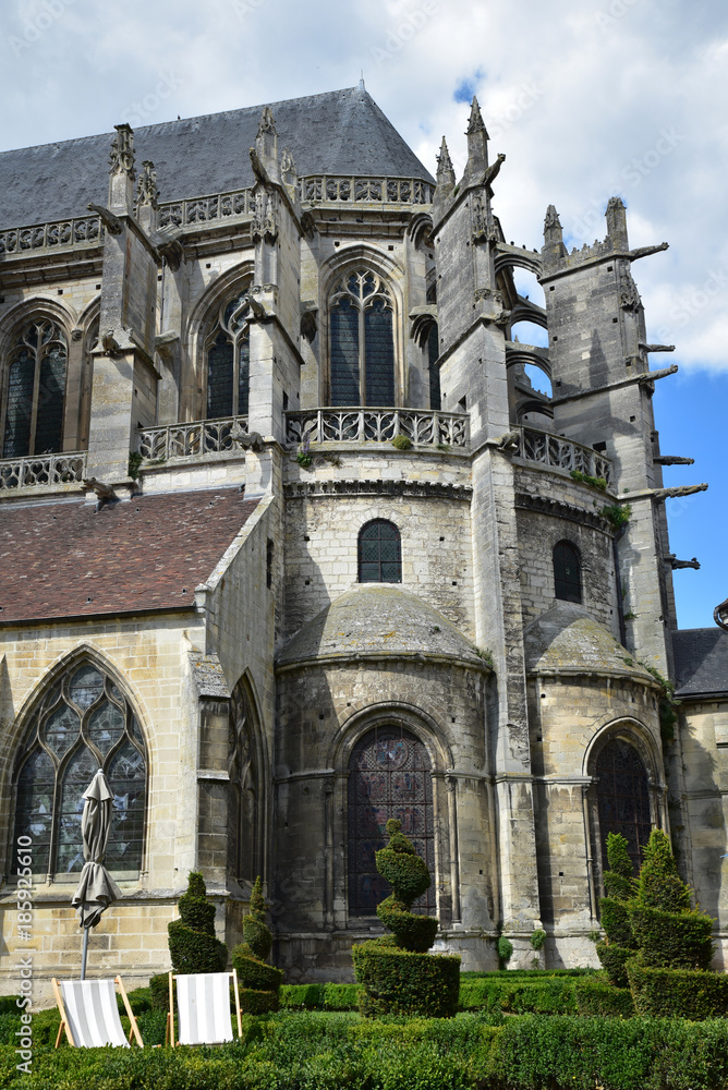 Contreforts et gargouilles de la cathédrale de Senlis, France