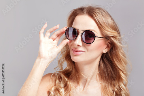 Beauty woman portrait with sunglasses