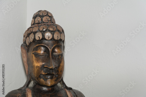 Buddha aus Holz mit textfreiraum auf weiß
