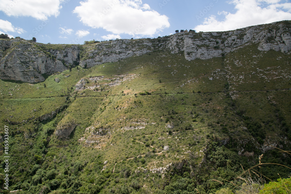 Paesaggio sulla sponda destra, sentiero verso i laghetti, Riserva Naturale Orientata Cavagrande del Cassibile 