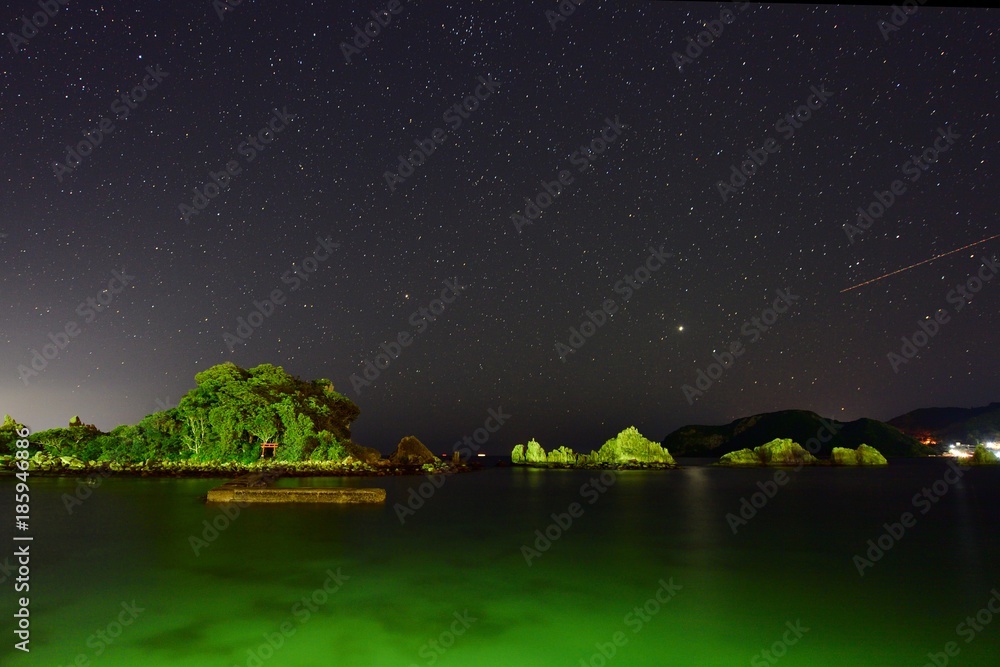 幻想的な橋杭岩の情景stock Photo Adobe Stock