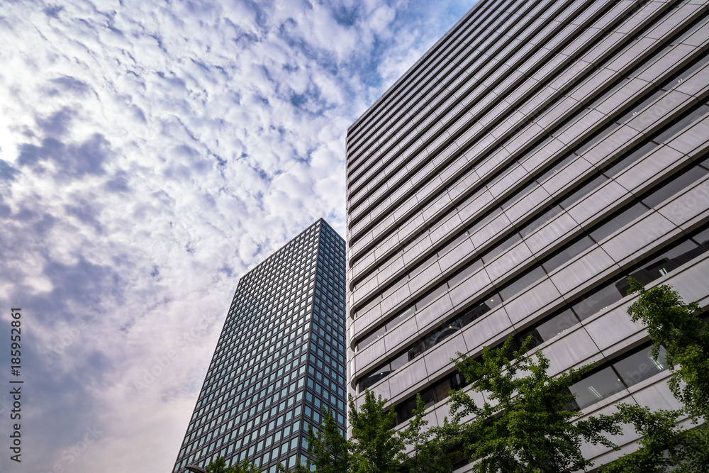 Obraz premium Look up the city from the bottom of the building in Seoul