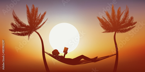 femme - livre - détente - vacances - hamac - lecture - palmier - tranquille - symbole - lire - calme