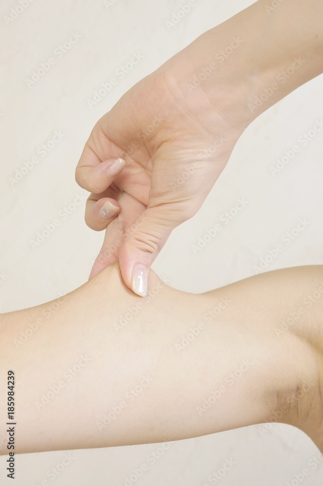 二の腕の肉をつまむ女性の手 Stock Photo Adobe Stock 二の腕の肉をつまむ女性の手 Stock Photo Adobe Stock