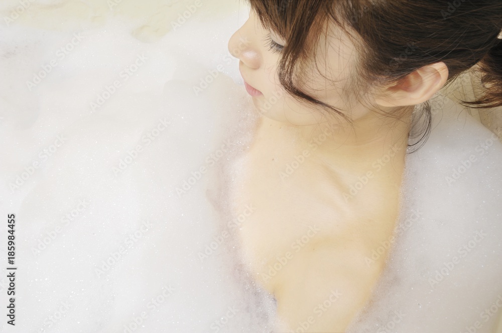 お風呂に入る若い女性 お風呂に入る若い女性