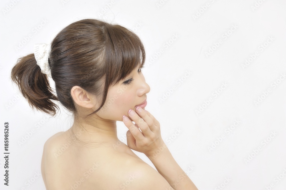 裸の若い女性の上半身 裸の若い女性の上半身
