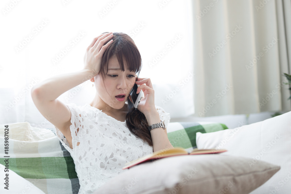 くつろぐ女性・リビング くつろぐ女性・リビング