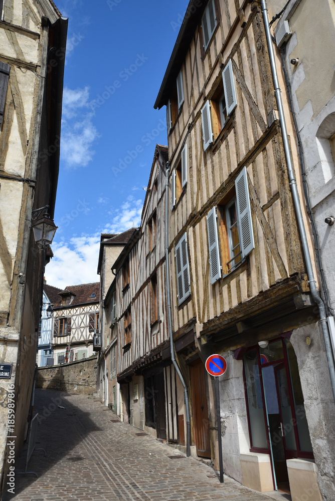 Ruelle médiévale à Auxerre en Bourgogne, France