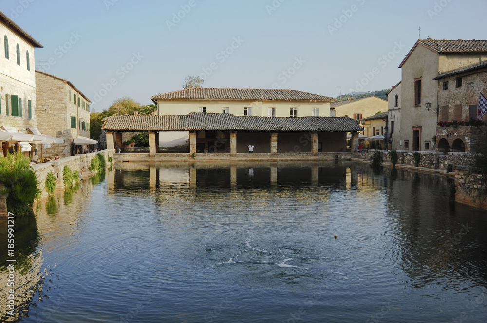 Vasca acque termali, borgo Bagno Vignoni, Toscana, Italia