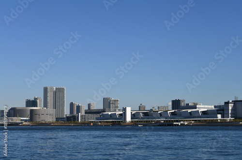日本の東京都市風景「青空の下に広がる豊洲などの街並みと海」 © Ryuji