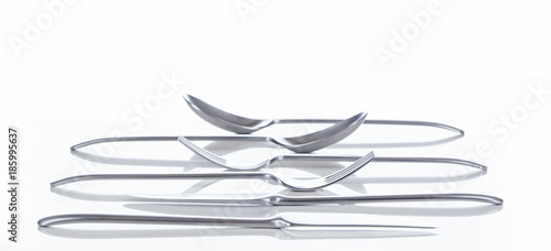 Kochen, Geschirr, Besteck, Messer und Gabel, auf spiegelnder Tischplatte, Panorama, Hintergrund