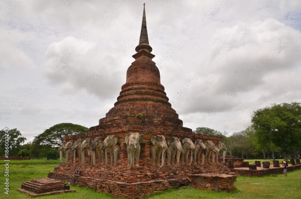 Fototapeta premium OLD SUKHOTHAI WAT CHANG LOM THAÏLANDE 