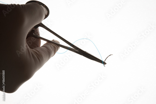 NEEDLE HOLDER AND SUTURE